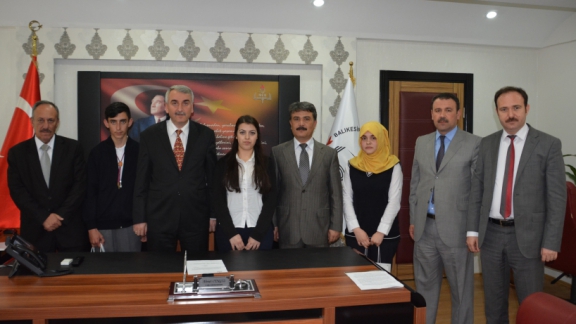 Başarılı Öğrencilerden İl Milli Eğitim Müdür Vekili Ahmet Cengize Ziyaret