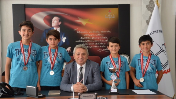 Türkiye İkincisi Öğrencilerimizden Müdürümüze Ziyaret
