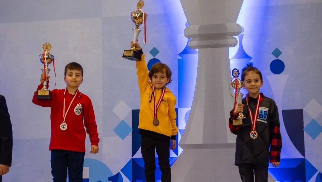 Minik Öğrencimiz Antalya'daki Satranç Şampiyonası'nda İz Bıraktı