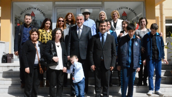 Otistik Çocuklardan İl Milli Eğitim Müdür V. Ahmet Cengize Ziyaret