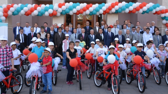 Balıkesirde Okullara Bisiklet Dağıtımı Yapıldı