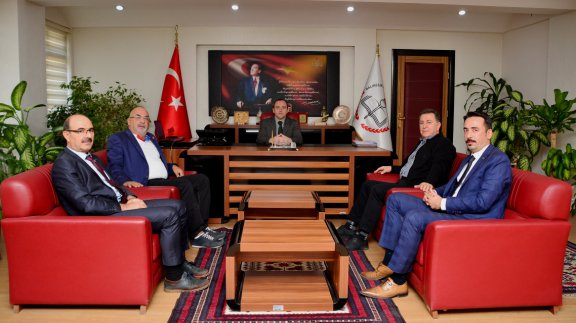 Balıkesir Liseliler Derneği Başkanı Abdi Kahyaoğludan Müdürümüze Ziyaret