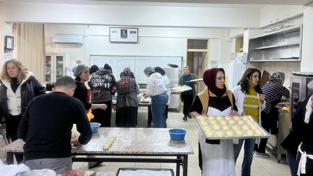 Ayşe Akpınar Mesleki ve Teknik Anadolu Lisesi Depremzedeler İçin Ekmek Üretiyor