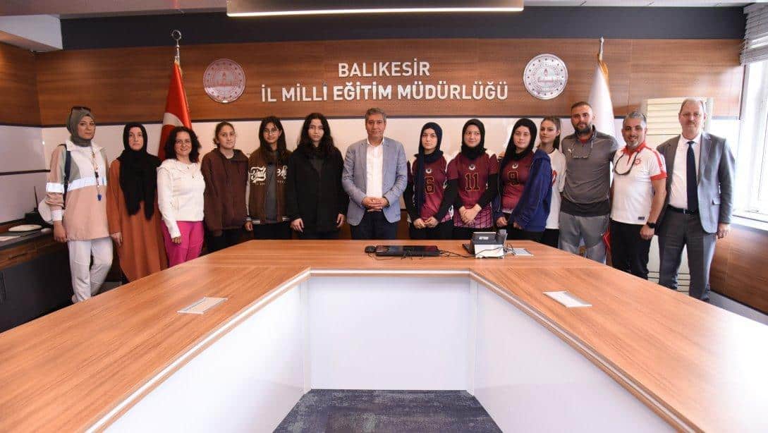 İmam Hatip Öğrencilerimiz Sporda Zirveye Oynuyor