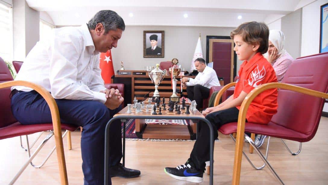 Avrupa Satranç Şampiyonu Minik Öğrencimiz Ömer Taha, Müdürümüze Ter Döktürdü