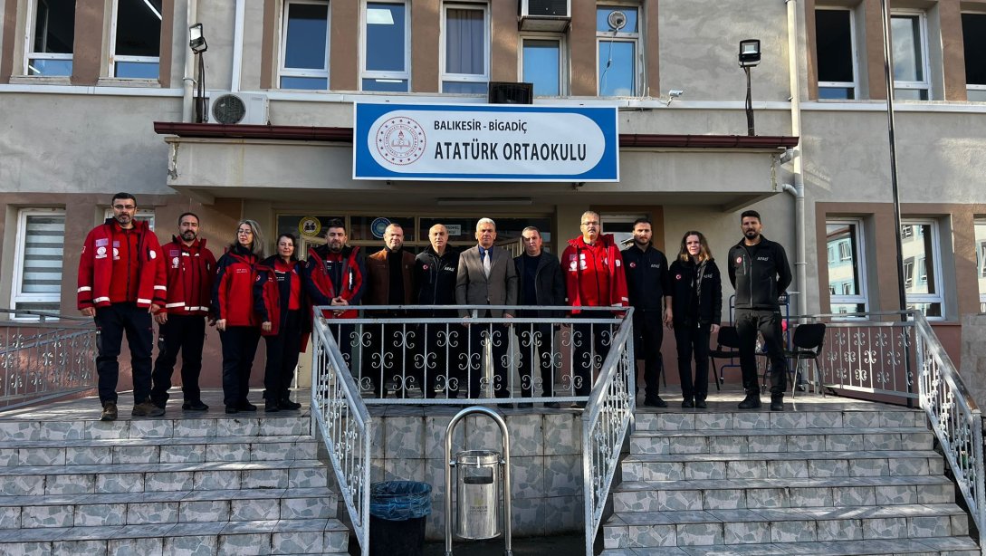 BALIKESİR'DE MEB AKUB EKİBİ'NDEN BİLİNÇLİ TOPLUM, GÜVENLİ GELECEK İÇİN ADIM ADIM EĞİTİMLER