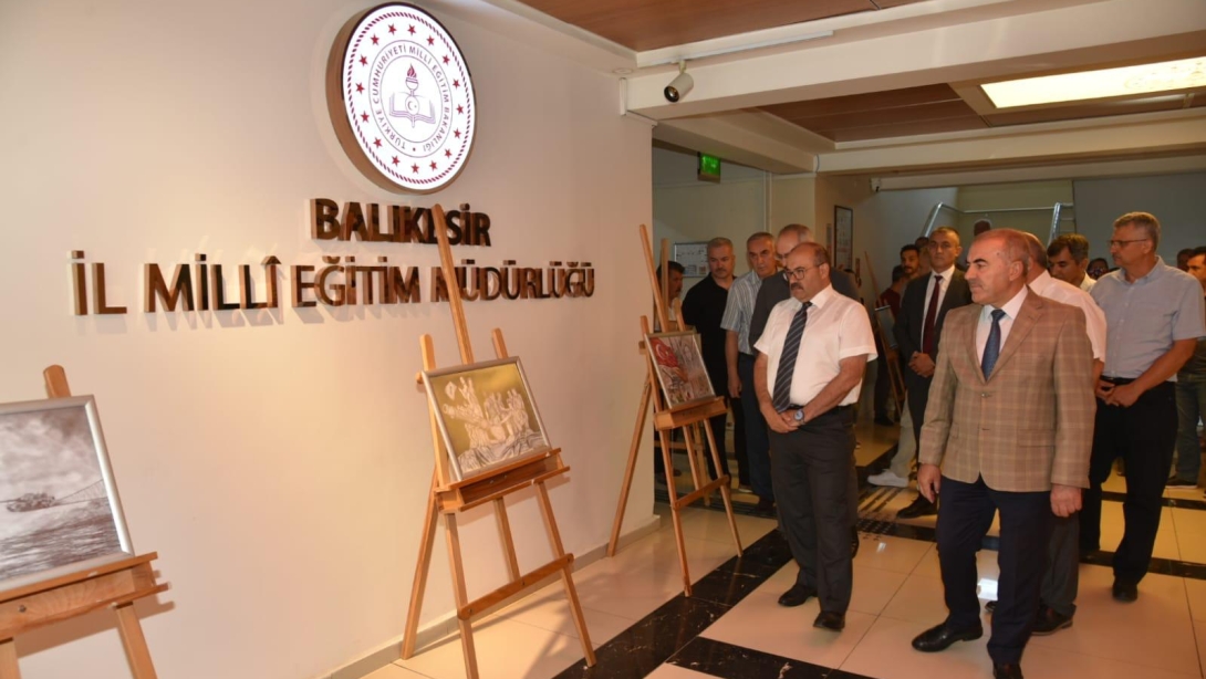 Demokrasi Zaferi Resimlerle Hayat Buldu: ''Zaferin Adı Türkiye'' Fotoğraf ve Resim Sergisi Açıldı